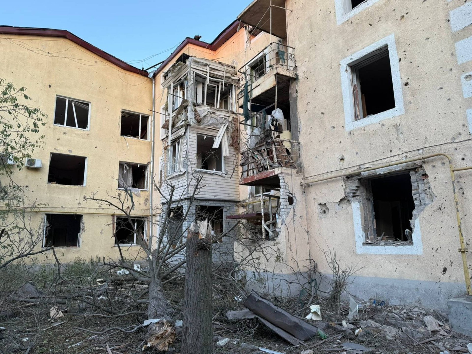The invaders attacked residential buildings in Druzhkivka at night. Wounded 7 civilians, including a 16-year-old girl