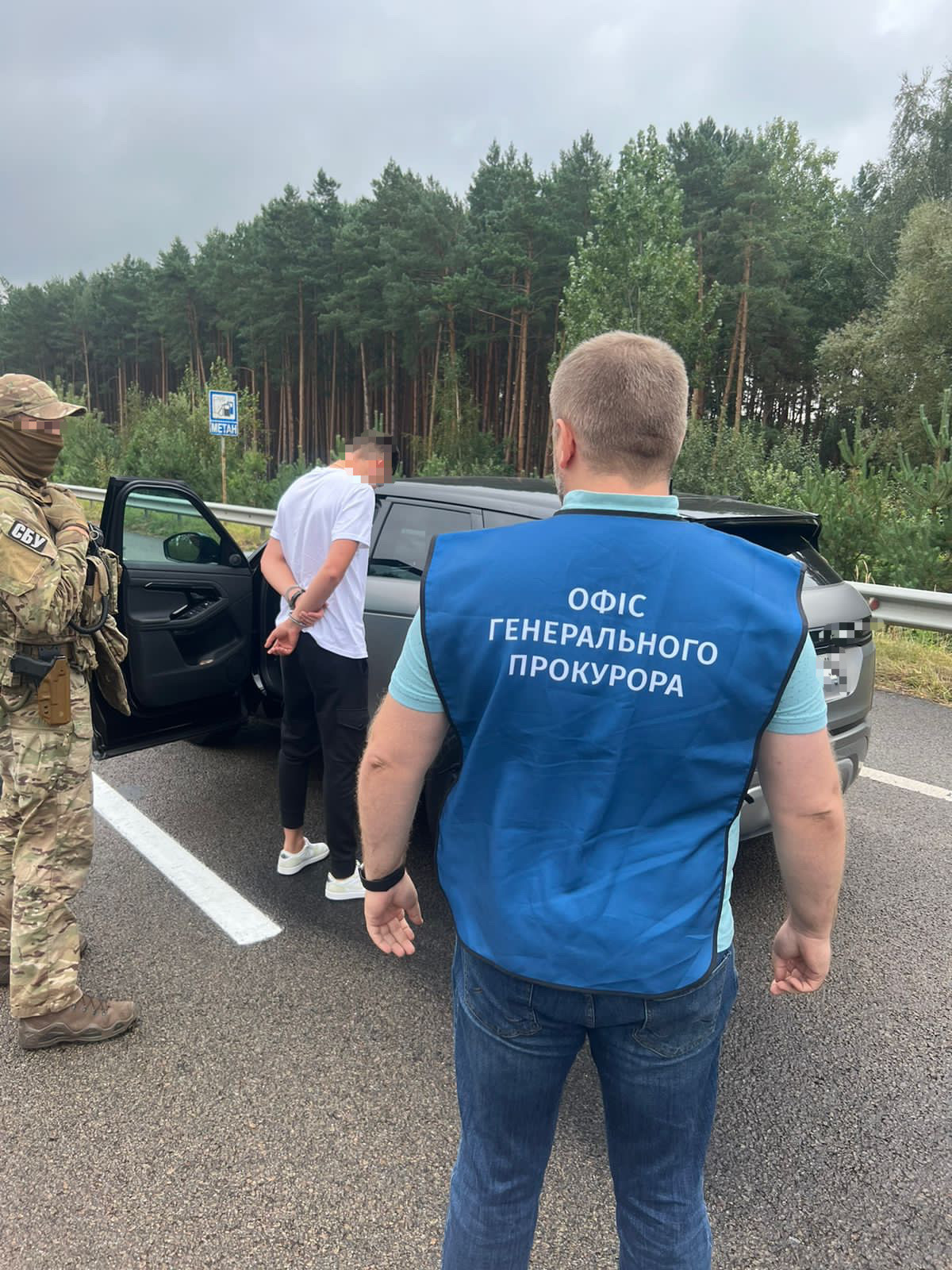 За систематичне одержання хабарів повідомлено про підозру двом митникам на Волині