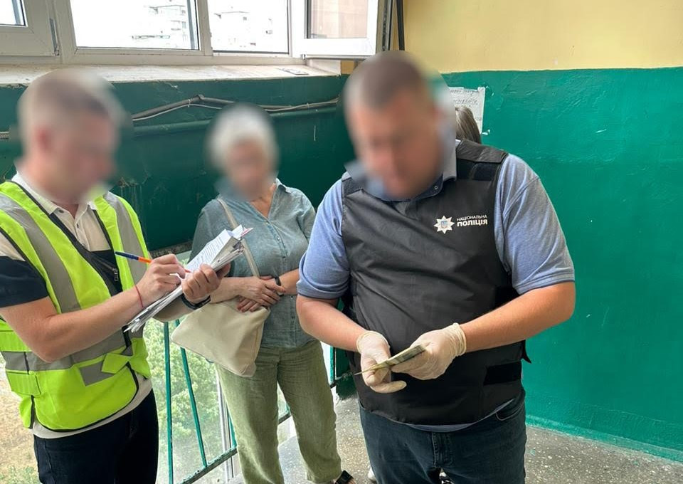 У Києві викрито працівницю ВЛК, яка одержала від призовника 2 000 доларів США