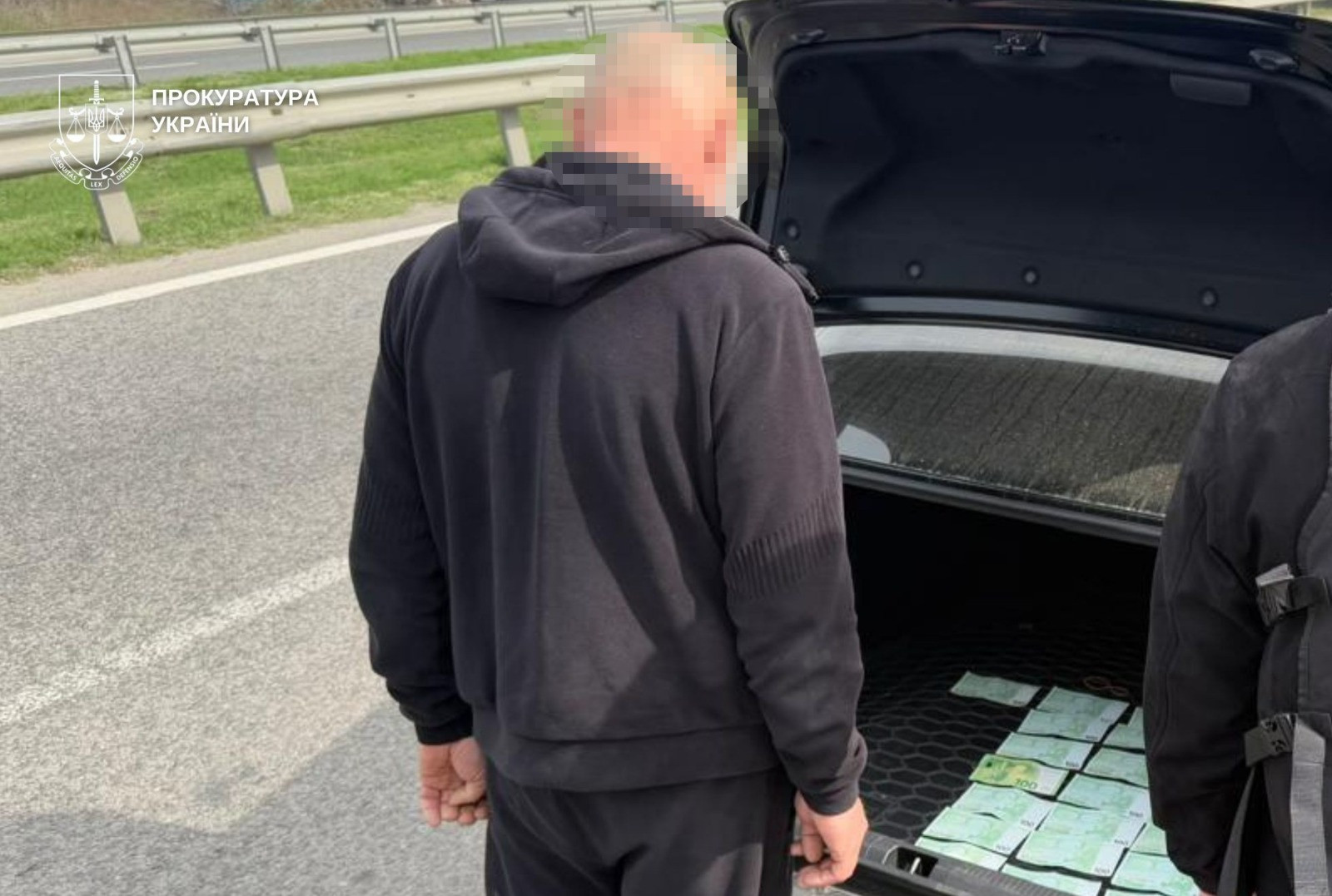 17.5 thousand euros for illegal departure from Ukraine: a criminal group was exposed in Dnipro, among the suspects - a convicted