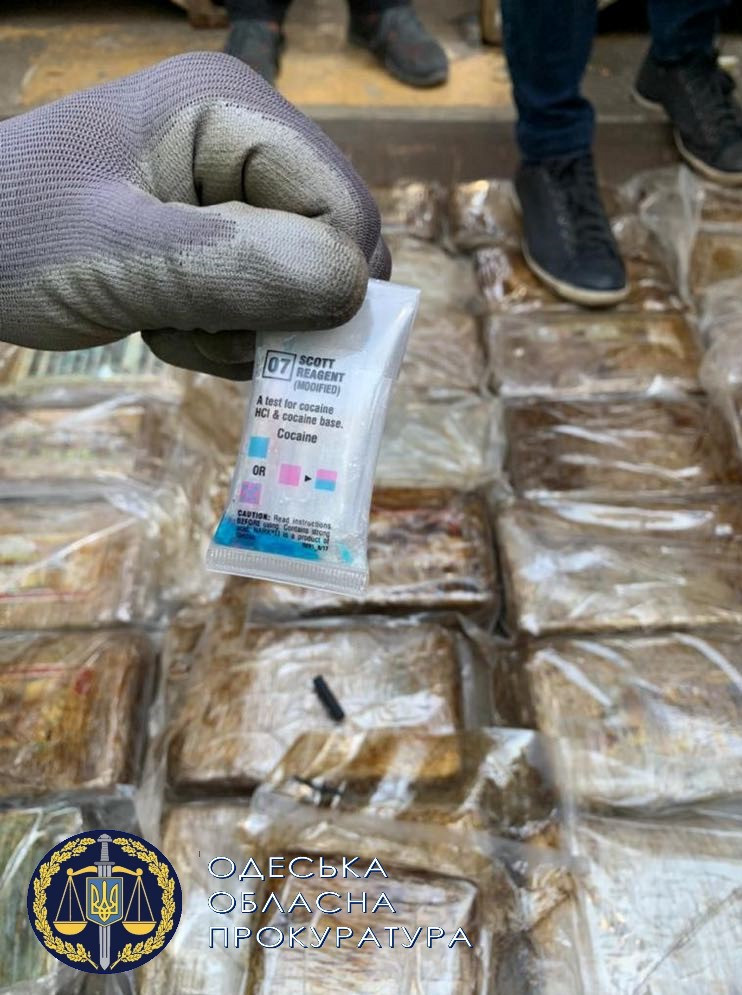 Правоохоронці Одещини виявили у порту «Південний» чергові 50 брикетів з кокаїном з Еквадору (ФОТО)