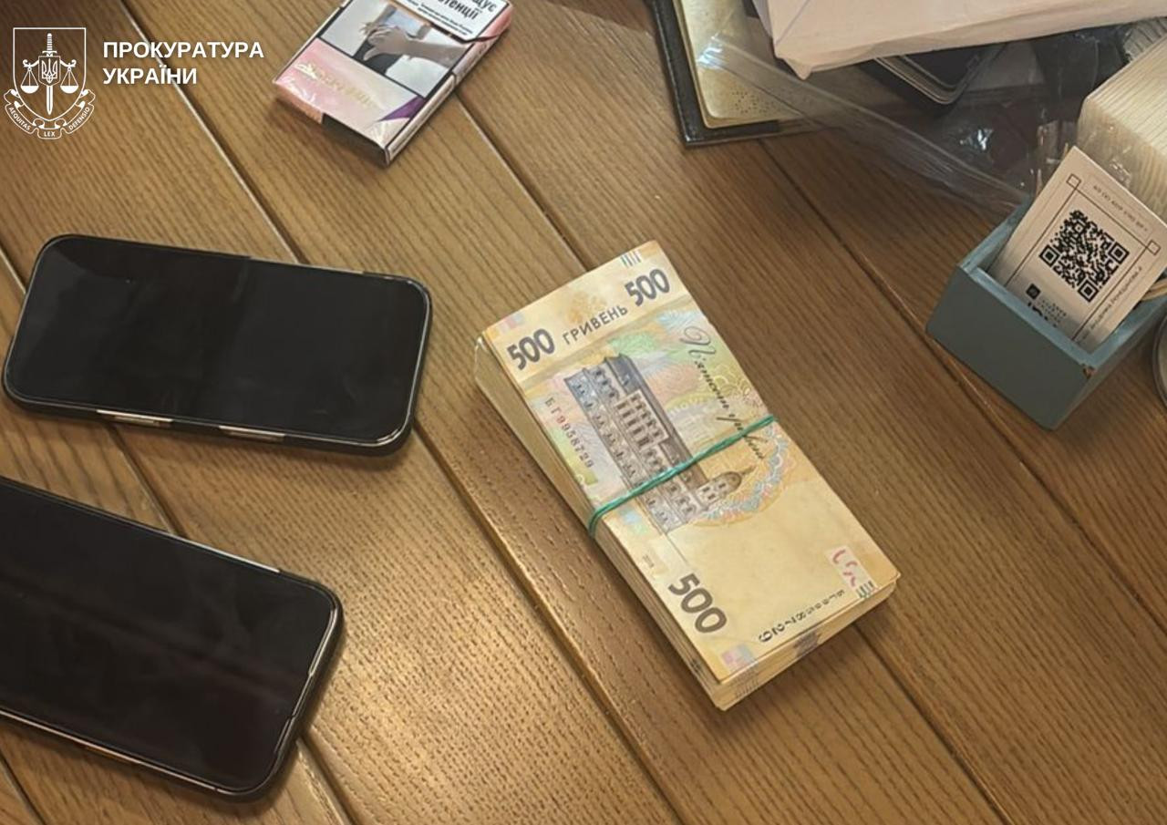The prosecutors of the Kyiv region reported the suspicion of the official of the state -owned enterprise, who demanded the undue benefit of sewing the form for the Armed Forces