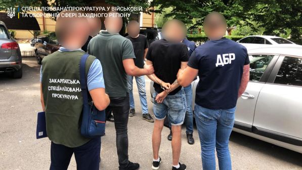 2520 доларів США за контрабанду цигарок – на Закарпатті затримано прикордонника (ФОТО)