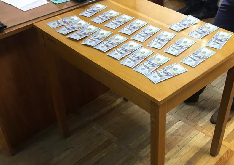 2 тис доларів США за працевлаштування – затримано керівника медустанови Сумської міської ради (ФОТО)