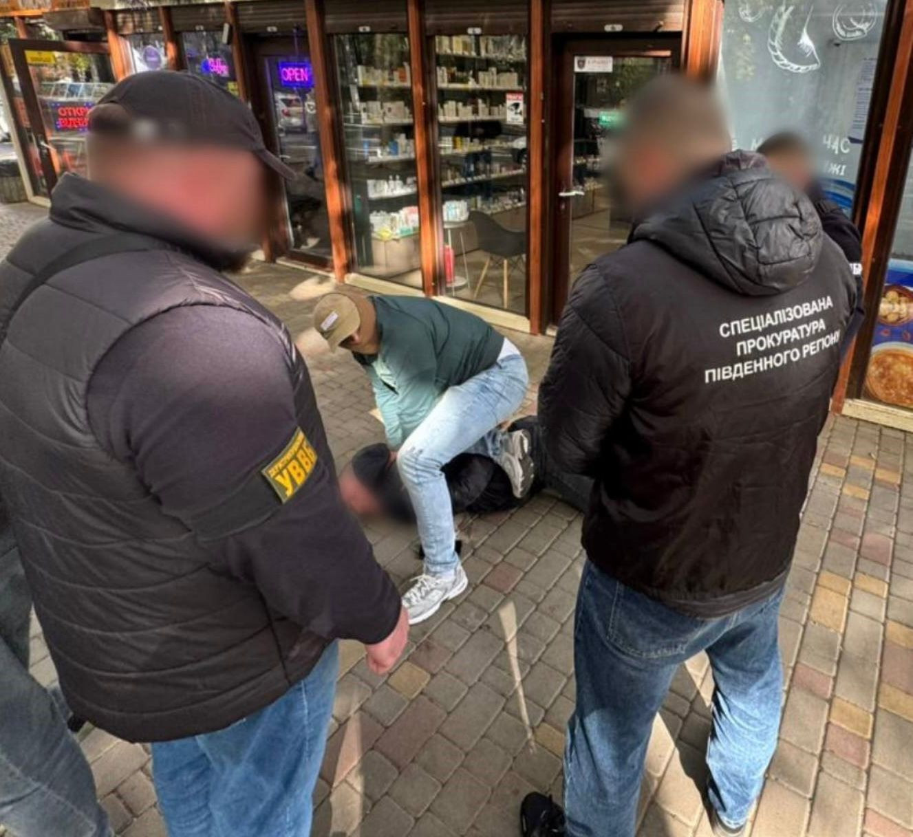 A law enforcement officer and his accomplice who organized the illegal transportation of men abroad were exposed