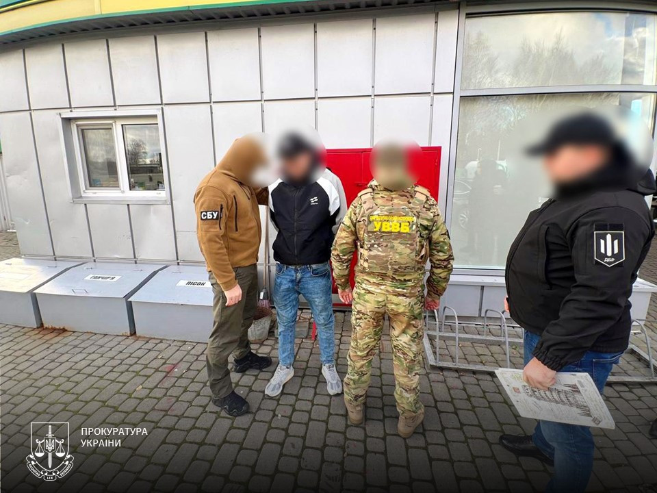 A border guard who used a drone to transport cigarettes across the border was detained