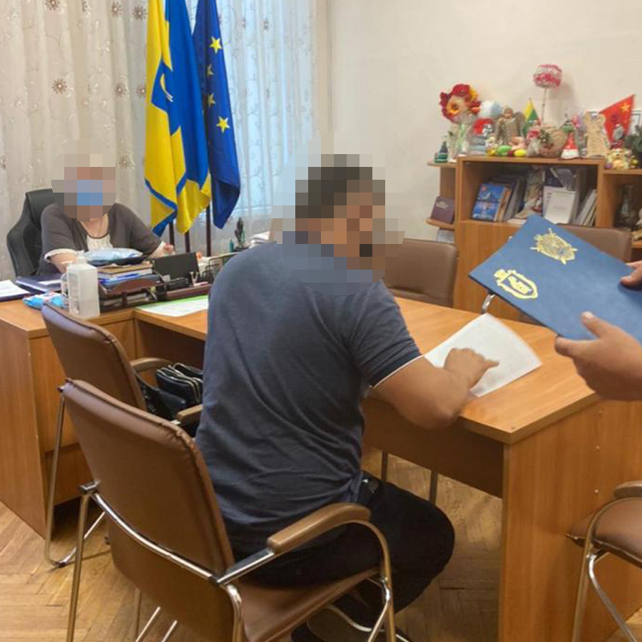 Привласнення півмільйона гривень на закупівлях шкільних меблів – підозрюють підрядника (ФОТО)