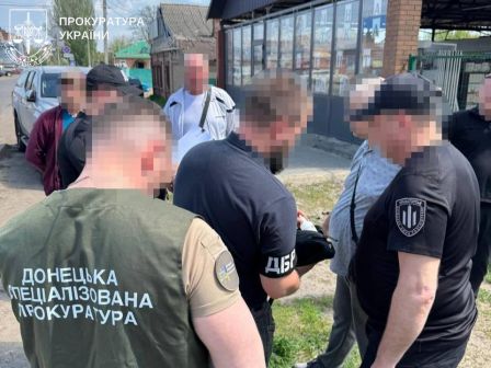 The case of a law enforcement officer and expectoral worker of the Tax Code, which made fictitious documents for crossing the border for $ 20,000, was completed and sent to court