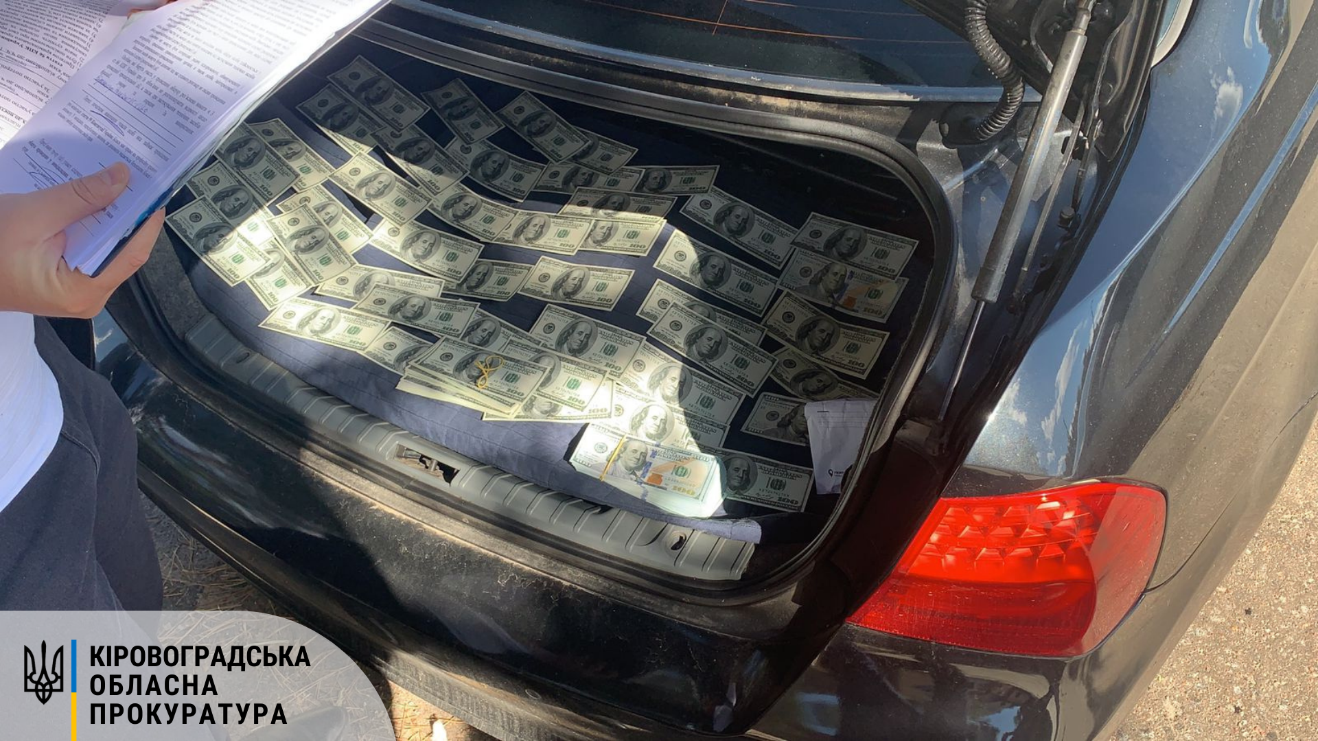 Начальника Льотної академії та керівника училища на Кіровоградщині викрито на отриманні 20 тис дол США