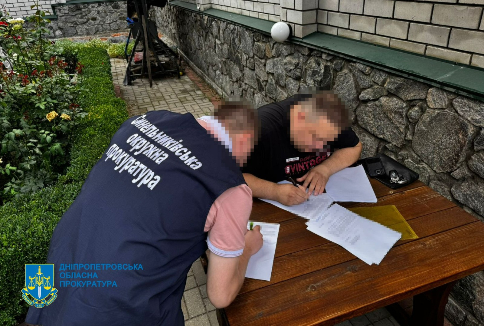 The illegal border crossing through counterfeit paternity data - in Dnipropetrovsk, reported suspicion to the organizers of the scheme