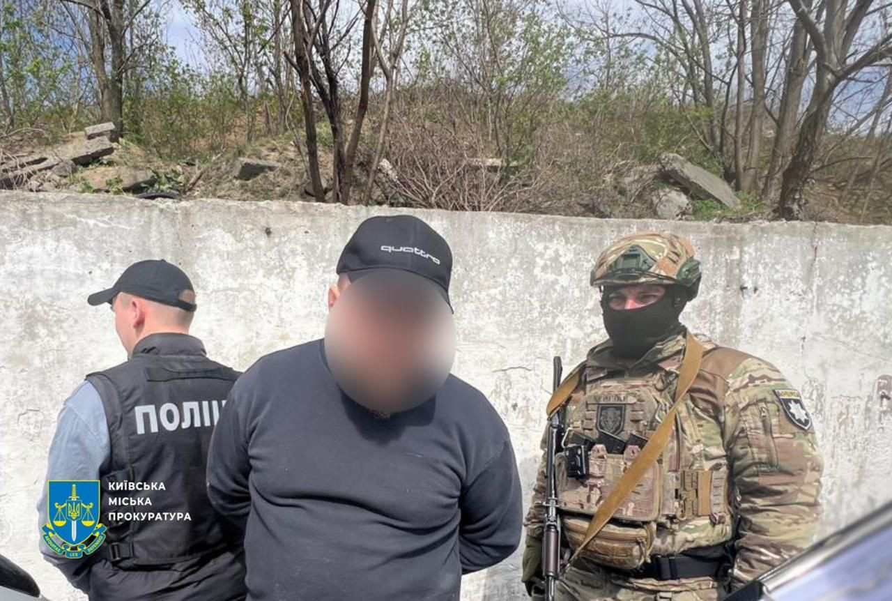 50 тис доларів США за виїзд за кордон після зняття з військового обліку – у Києві затримали організатора схеми