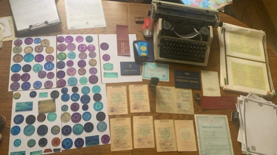 Підробка та збут документів – в Івано-Франківську викрито організовану групу (ФОТО)