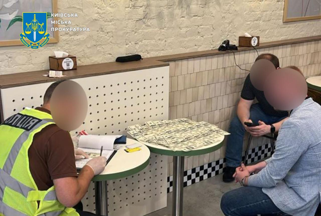 The court employee suggested colleagues for $ 5900 to help update military accounting data in the Tax Code and JV of Kyiv region-prosecutors informed him of suspicion