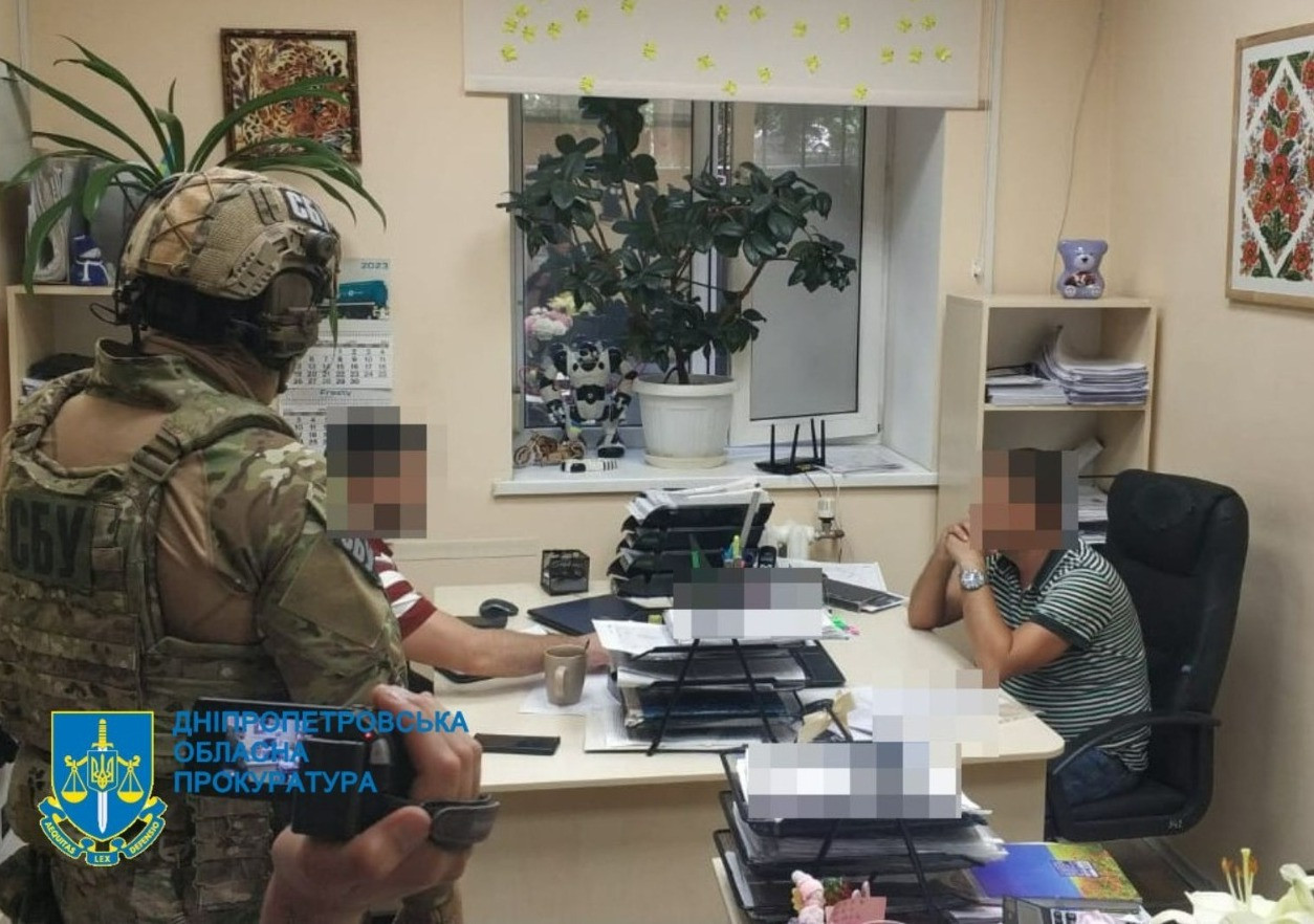 На одержанні 2,4 тис доларів США хабара викрито посадовця КП Дніпровської міськради та його посередника