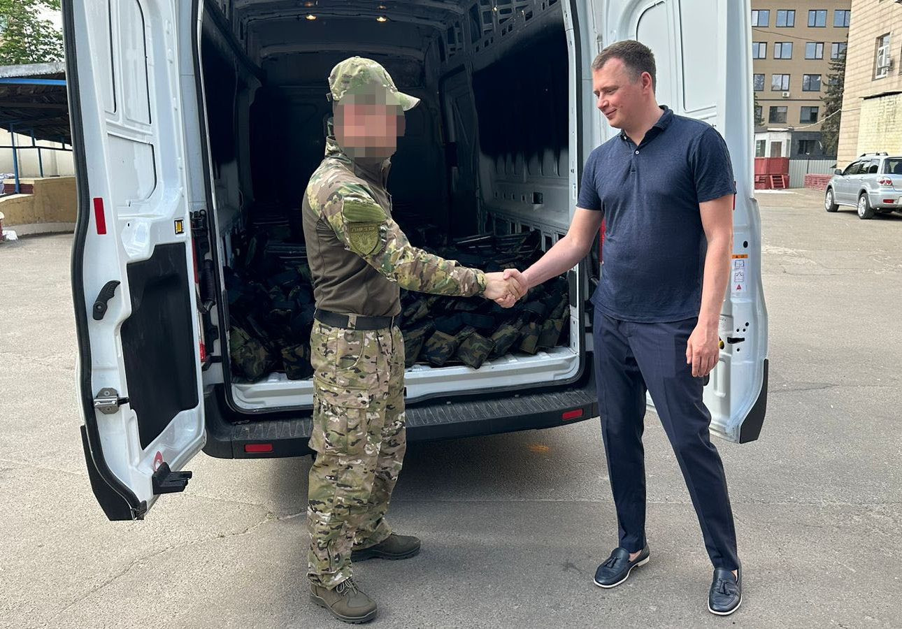 Столичні прокурори передали на потреби штурмової бригади «Лють» бронежилети та бронеплити на суму 35 млн грн