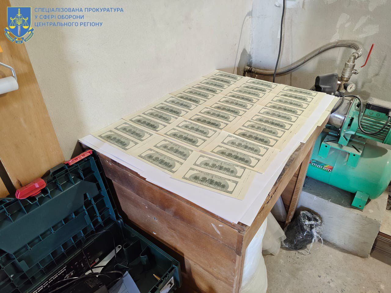 Prosecutors exposed a group of persons who made and kept in order to sell forged foreign currency in the Kyiv region