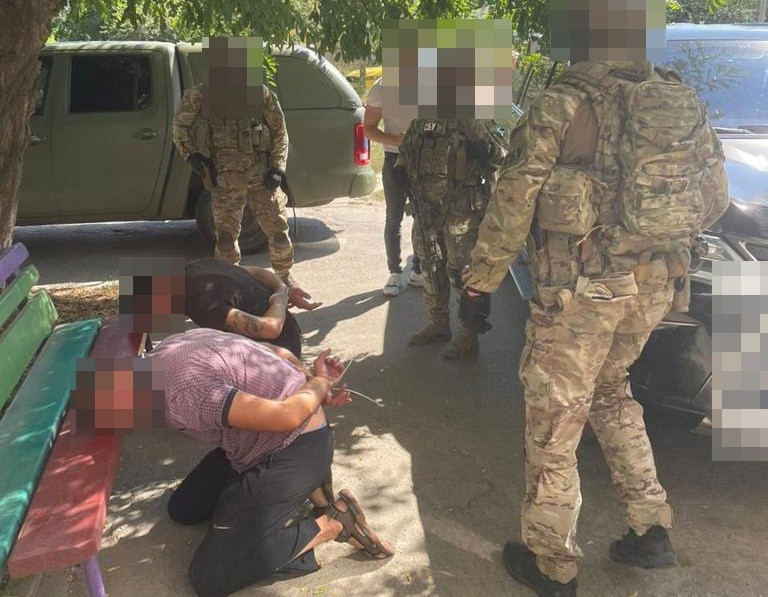На Житомирщині затримано групу рекетирів, які «вибивали» неіснуючий борг у військовослужбовця ЗСУ