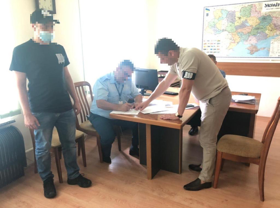 Розмитнення ліхтариків як військових товарів – за недбалість судитимуть трьох митників (ФОТО)