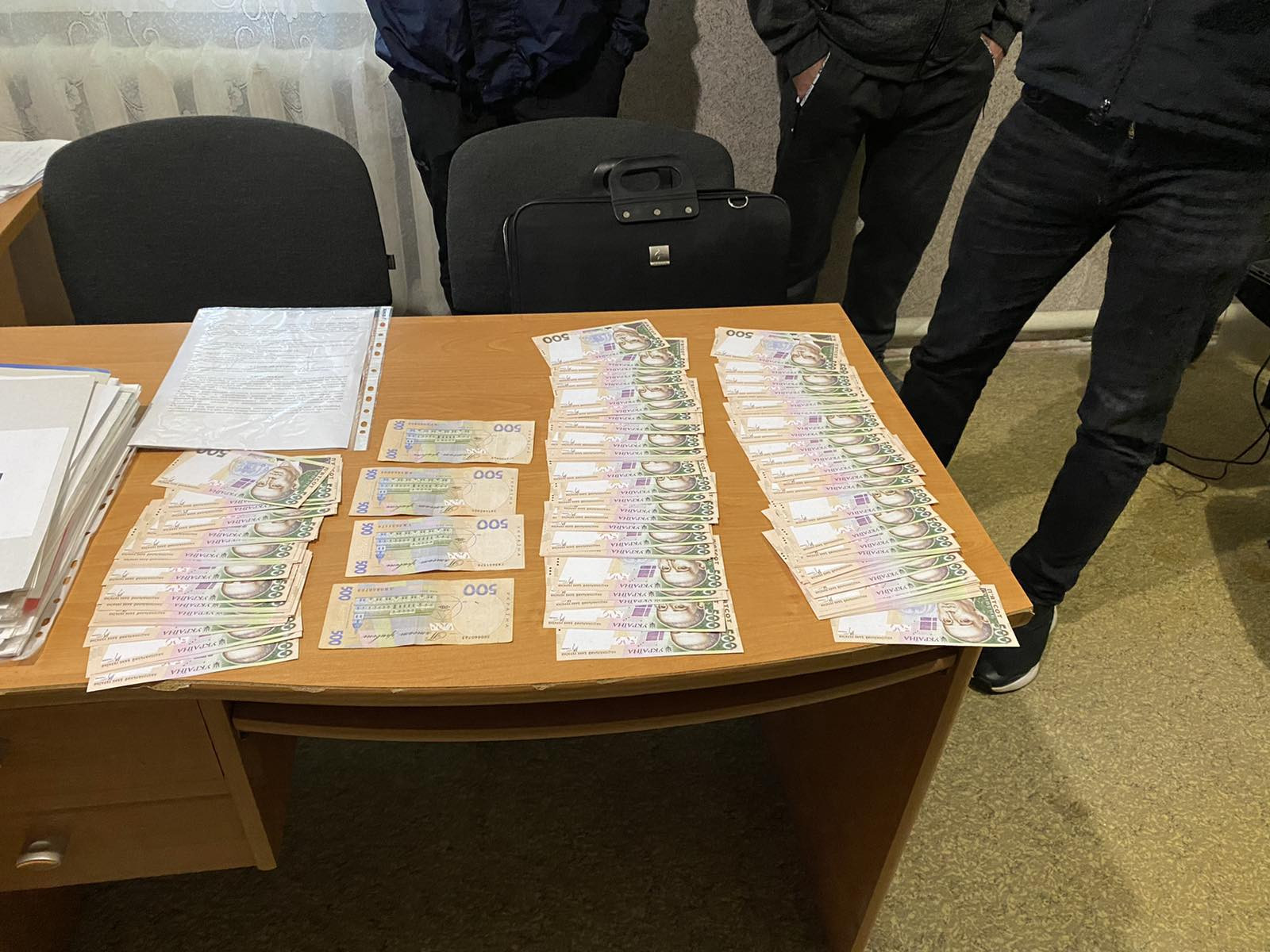 96 тис грн за укладення договорів оренди приміщень – на Дніпропетровщині підозрюють керівника держпідприємства (ФОТО)