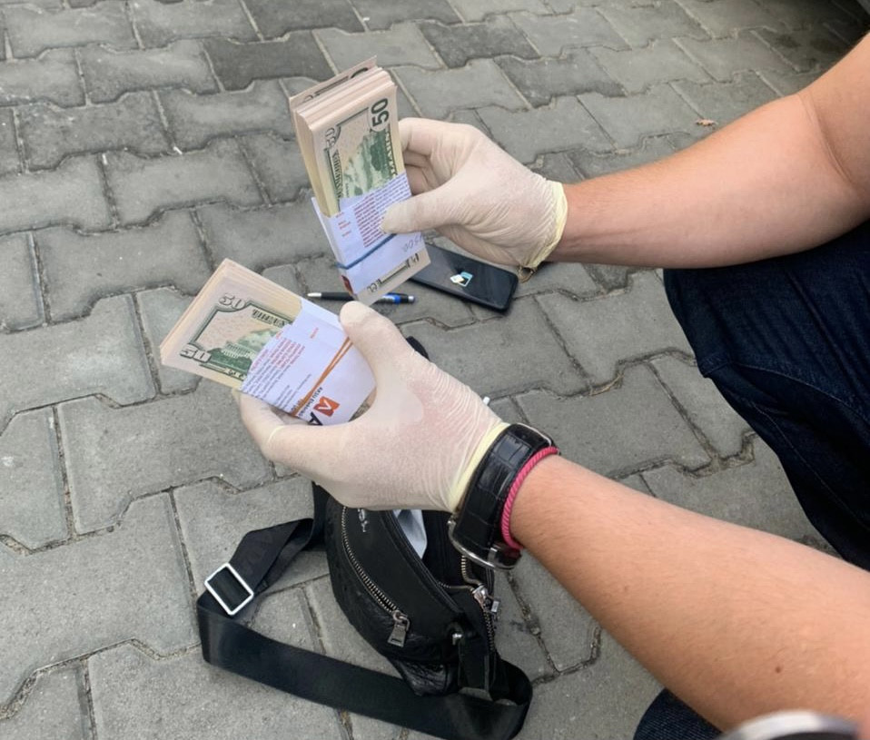 Правоохоронці ліквідували міжнародний канал постачання на територію України та збуту підроблених доларів США (ФОТО)