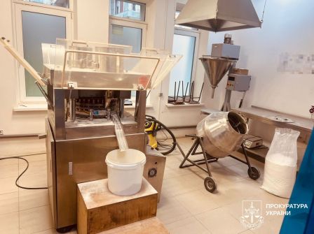 Reported suspicion to the participants of an organized group that sold fake dietary supplements under the guise of a state program