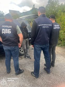 In the Carpathian region, the head of the charity fund was exposed, who decided to "earn" on the crossing of persons across the state border