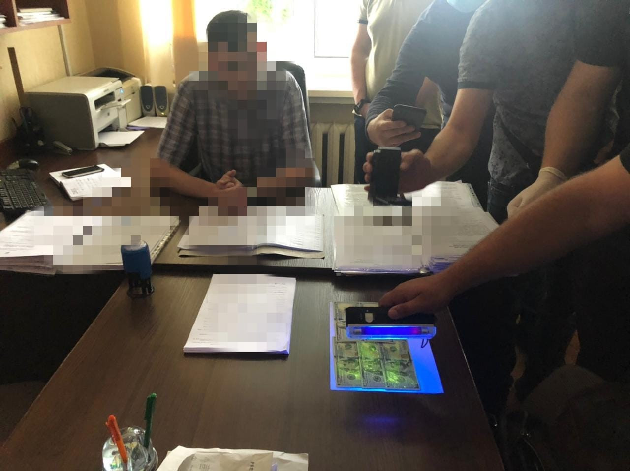 На Київщині начальника одного з центрів надання адмінпослуг викрито на хабарі (ФОТО)