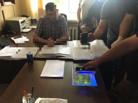 На Київщині начальника одного з центрів надання адмінпослуг викрито на хабарі (ФОТО)