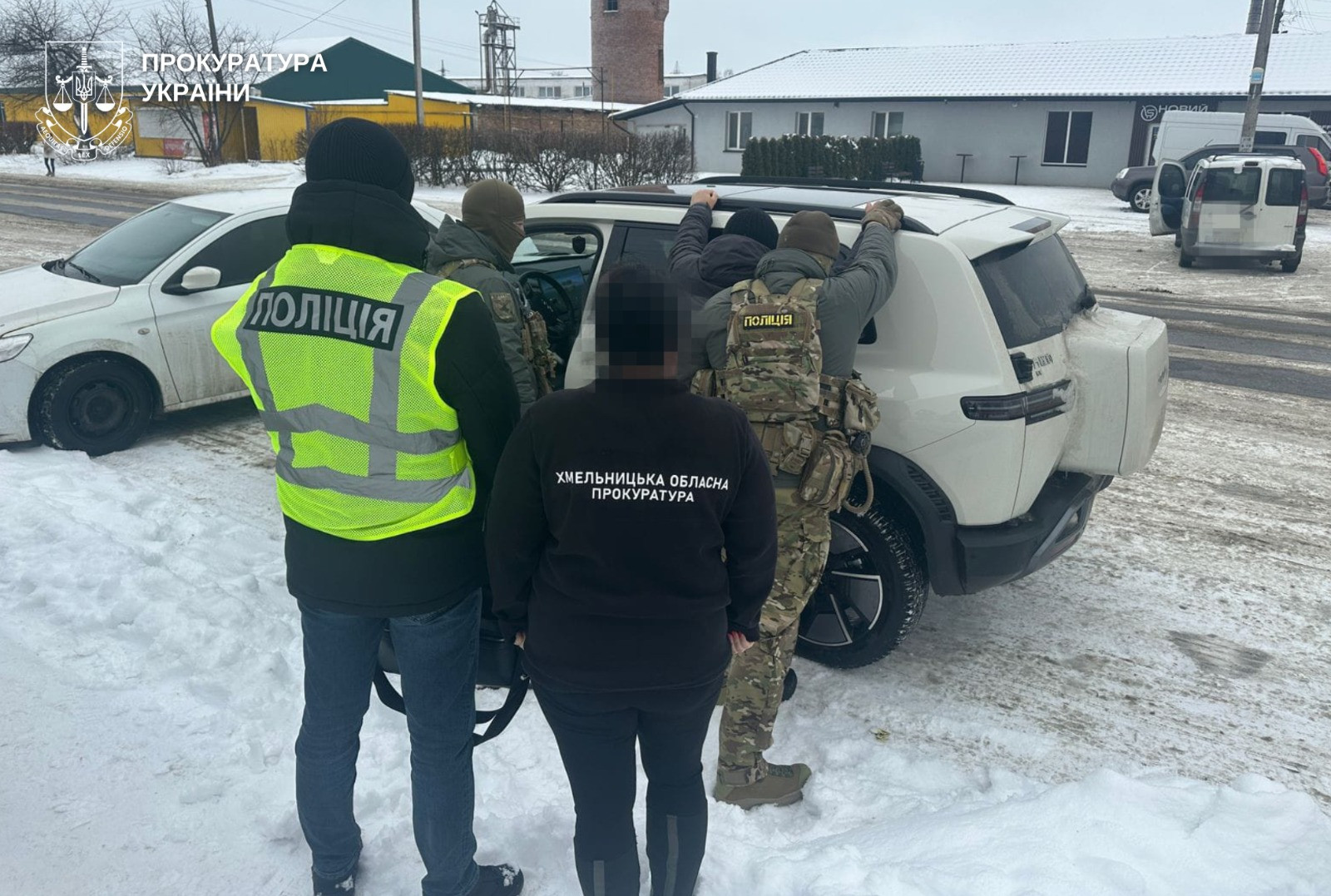 Вимагав повернути неіснуючий борг померлого батька – повідомлено про підозру жителю Хмельниччини