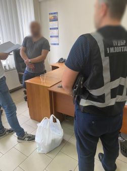 На Дніпропетровщині підозрюється начальник митного поста та його підлеглий у перевищенні повноважень зі збитками 2,7 млн грн (ФОТО)
