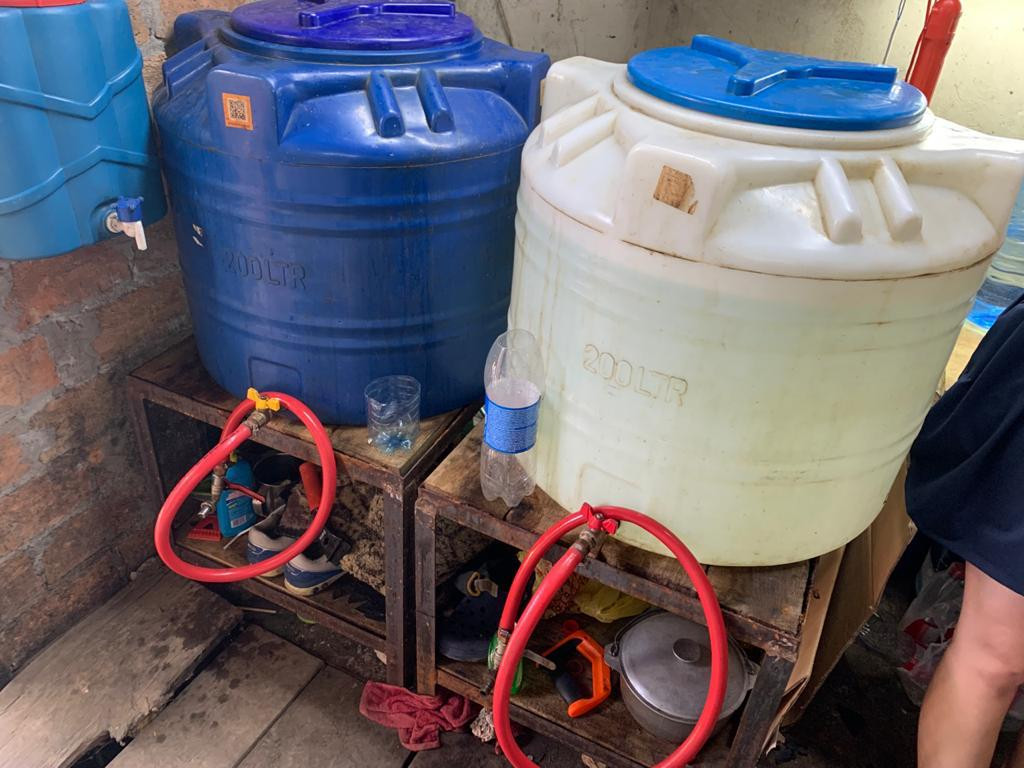 Правоохоронці Рівненщини викрили цехи із виготовлення алкоголю в гаражах – вилучено майже 5,5 тонн фальсифікату (ФОТО)