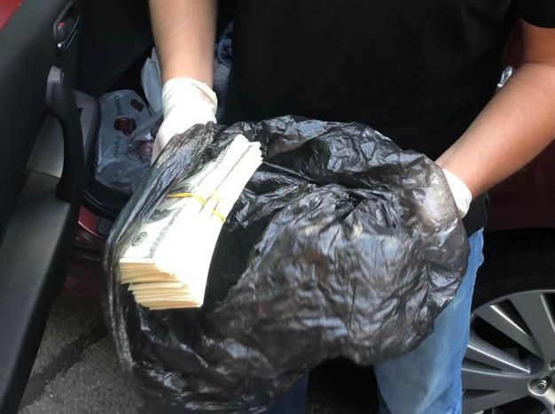 У Києві викрили чоловіка з 50 тисячами підроблених доларів США