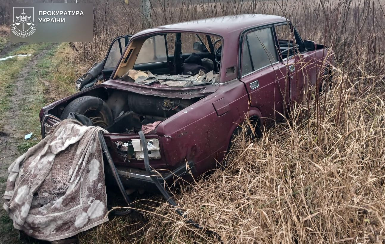 The Russians hit a civilian car in the Sumy Oblast with an FPV drone
