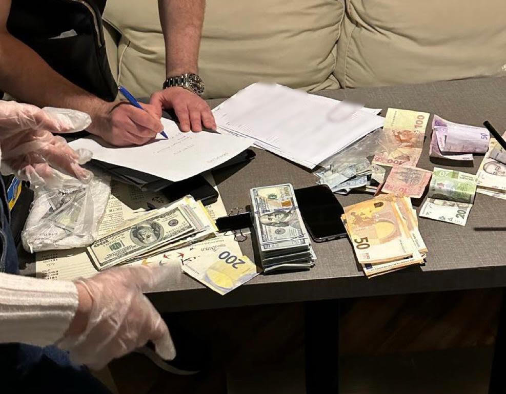 У Харкові на хабарі 35 тис доларів США викрито прокурора