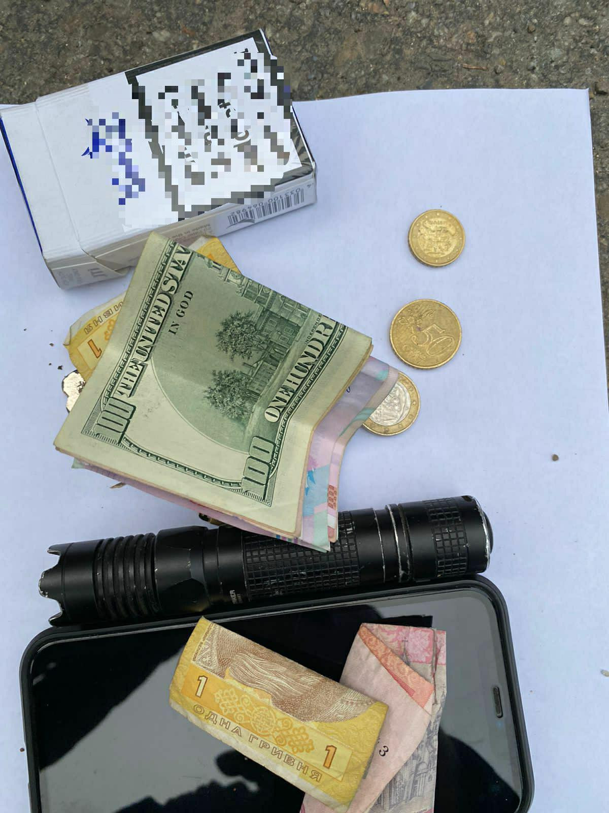 Хабар за ввезення транспортних засобів з іноземною реєстрацією – на Буковині підозрюють інспектора митниці (ФОТО)