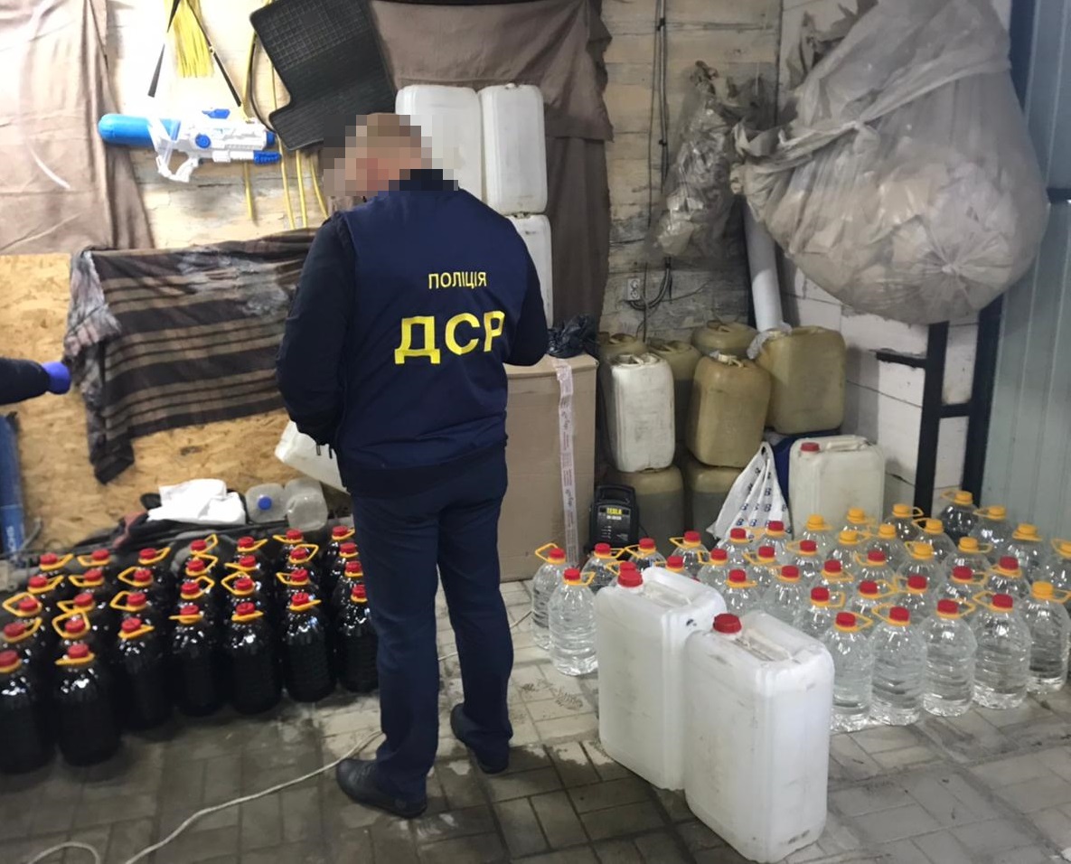Викрито та знешкоджено мережу збуту оптовими партіями фальсифікованого алкоголю на Житомирщині (ФОТО)