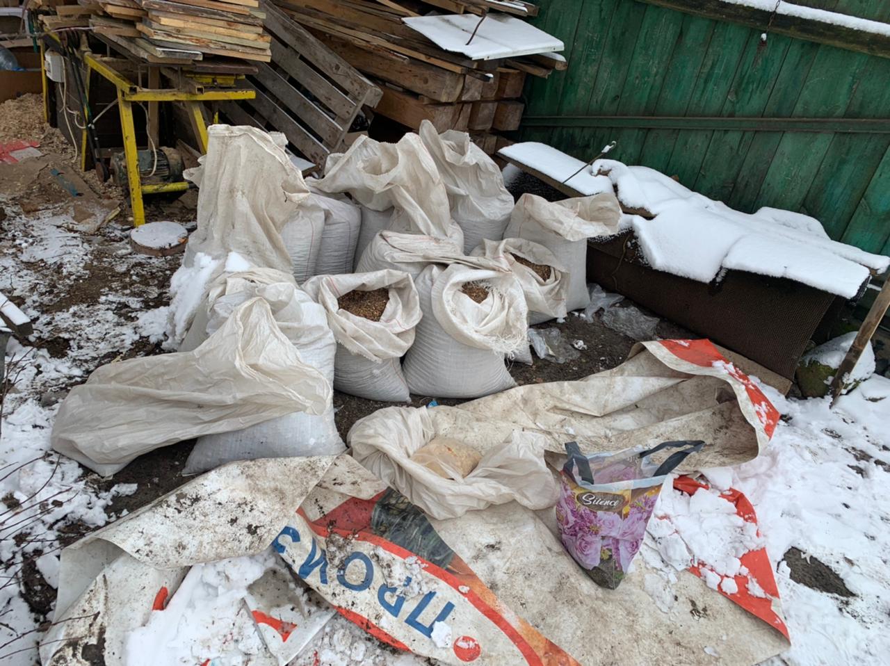 Жителя Рівненщини підозрюють у незаконному перевезенні та зберіганні 400 кг бурштину