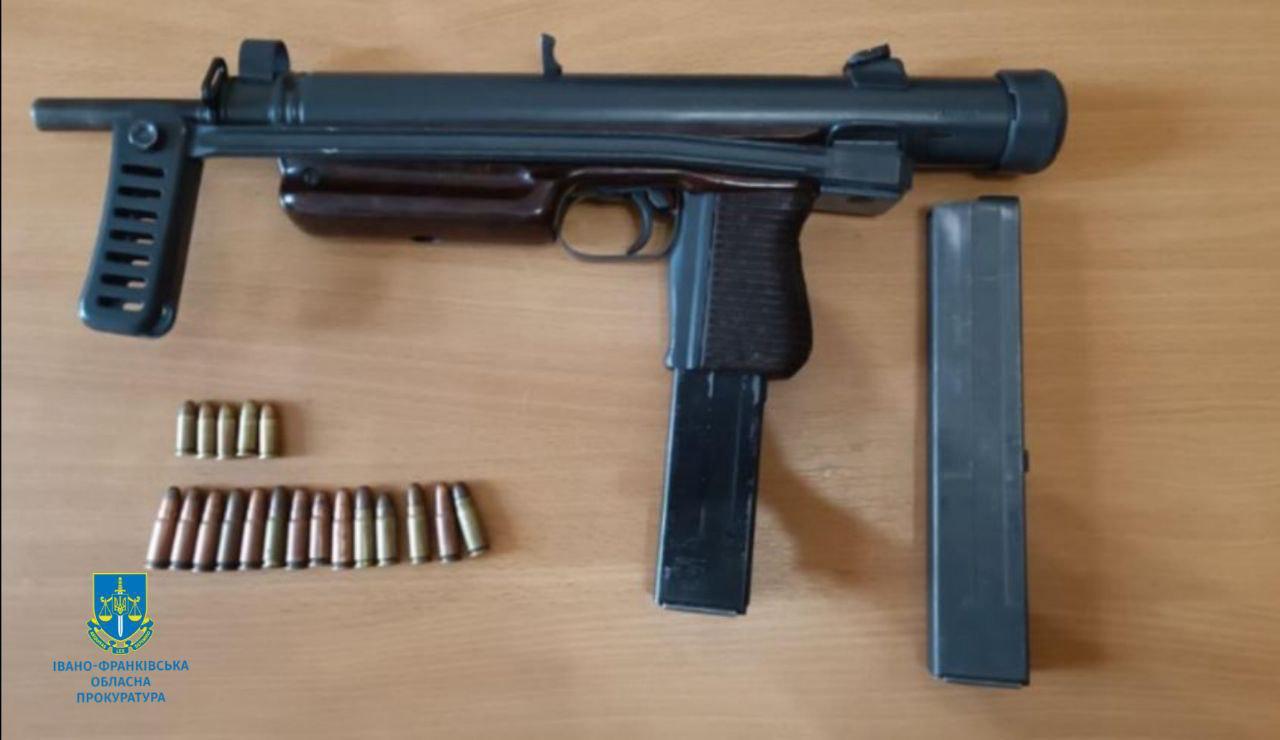 Незаконне зберігання та збут зброї - повідомлено про підозру трьом мешканцям Прикарпаття