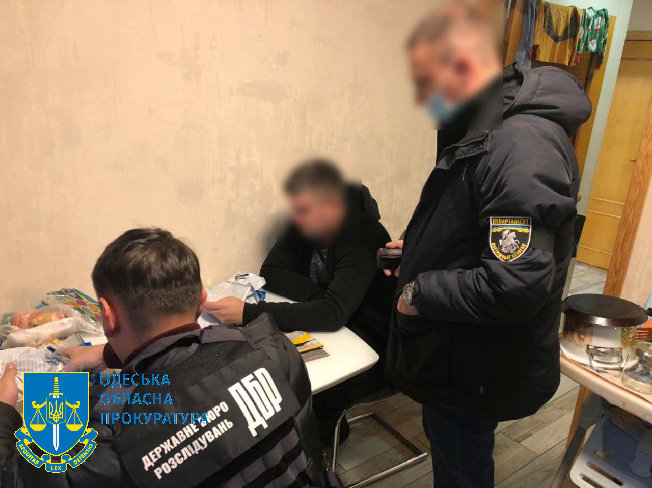 Позбавлення волі та вимагання 170 тис грн за непритягнення до надуманої кримінальної відповідальності – підозрюють двох поліцейських на Одещині (ФОТО)