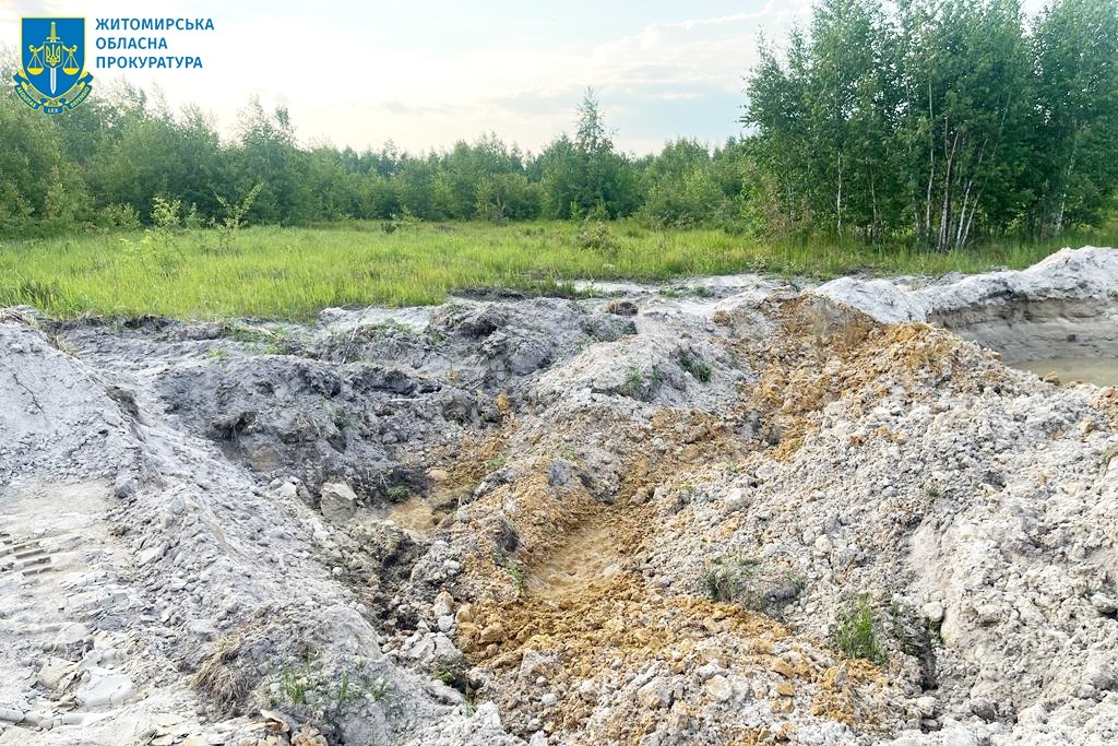 «Кришування» незаконного видобутку піску на майже мільйон гривень – на Житомирщині підозрюють голову ОТГ