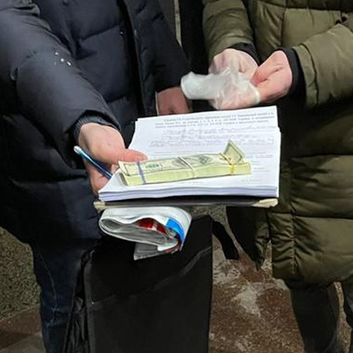 Вимагання 30 тис доларів США в ІТ-спеціаліста – у Києві затримали учасників злочинної групи