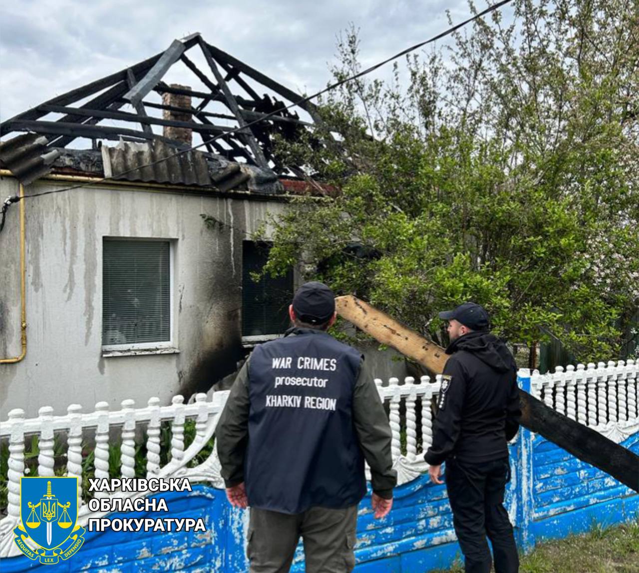 Прокурори та слідчі поліції працюють на місці ворожого обстрілу смт Великий Бурлук на Харківщині