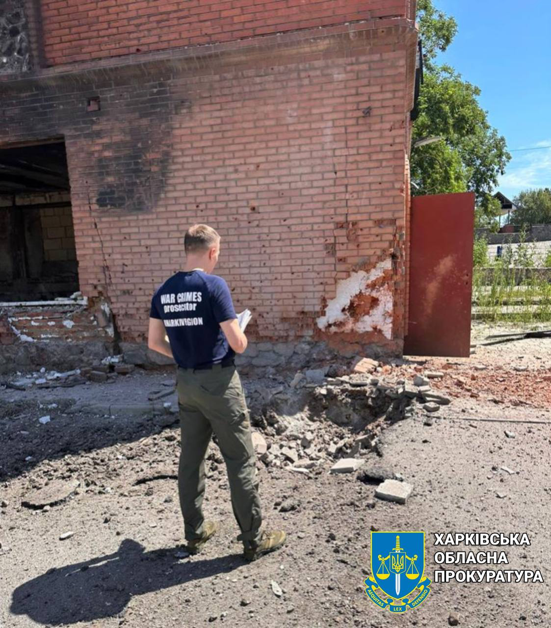 Прокурори працюють на місці ворожого обстрілу смт Козача Лопань на Харківщині – серед мирних жителів є загиблий