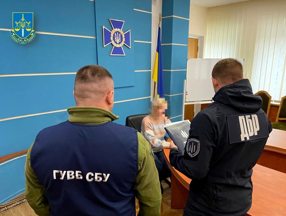 Повідомлено про підозру співробітниці СБУ, яка виправдовувала дії окупантів