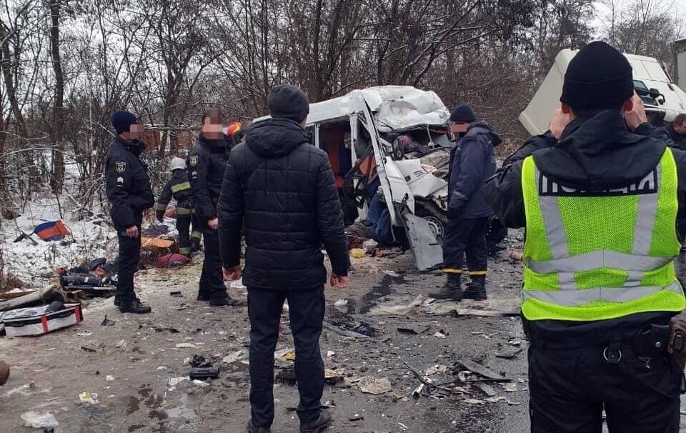Зіткнення автобуса і автофургона поблизу Чернігова із тринадцятьма загиблими – розпочато розслідування (ФОТО)