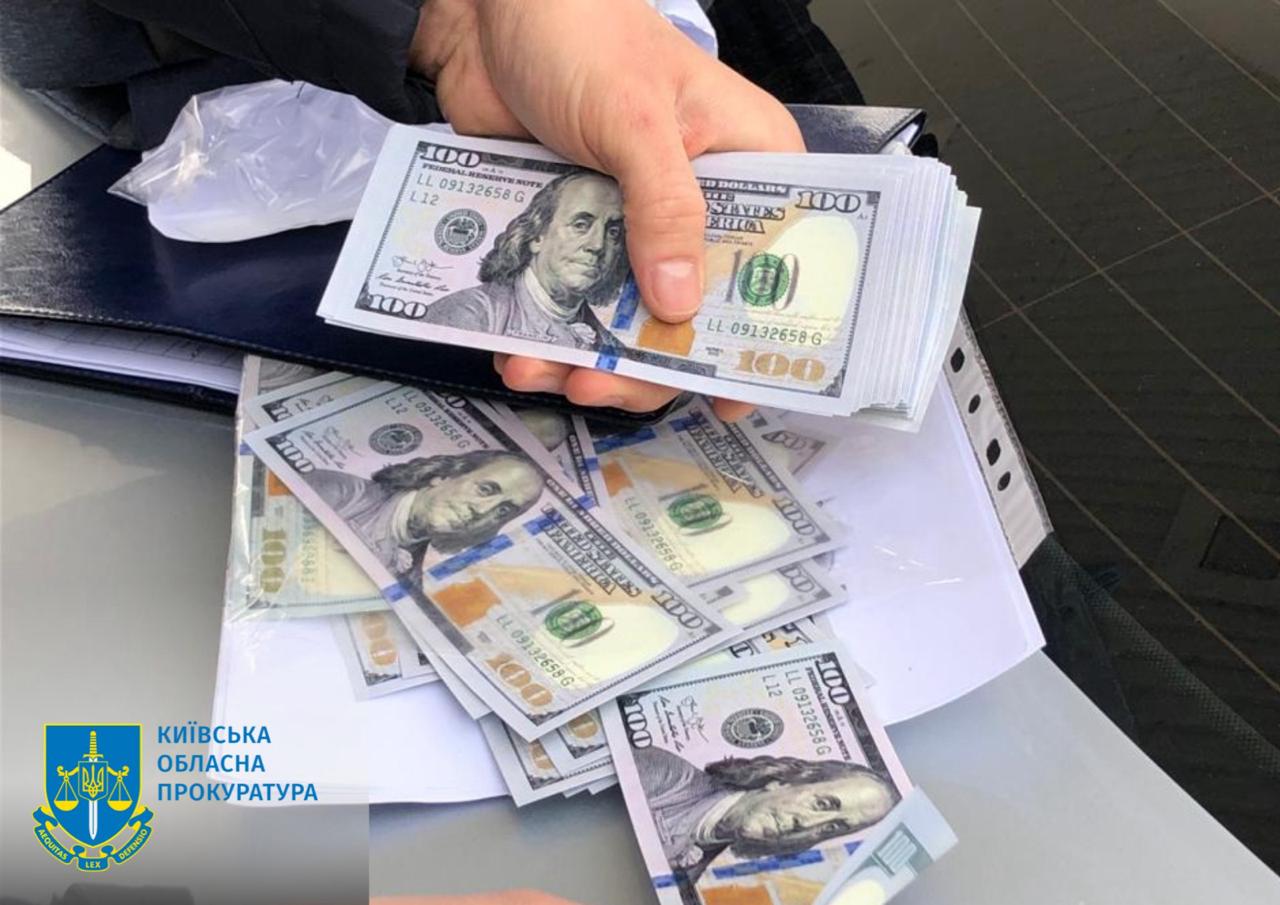 15 тис доларів США за сприяння у знятті з військового обліку – на Київщині викрито посадовця патрульної поліції