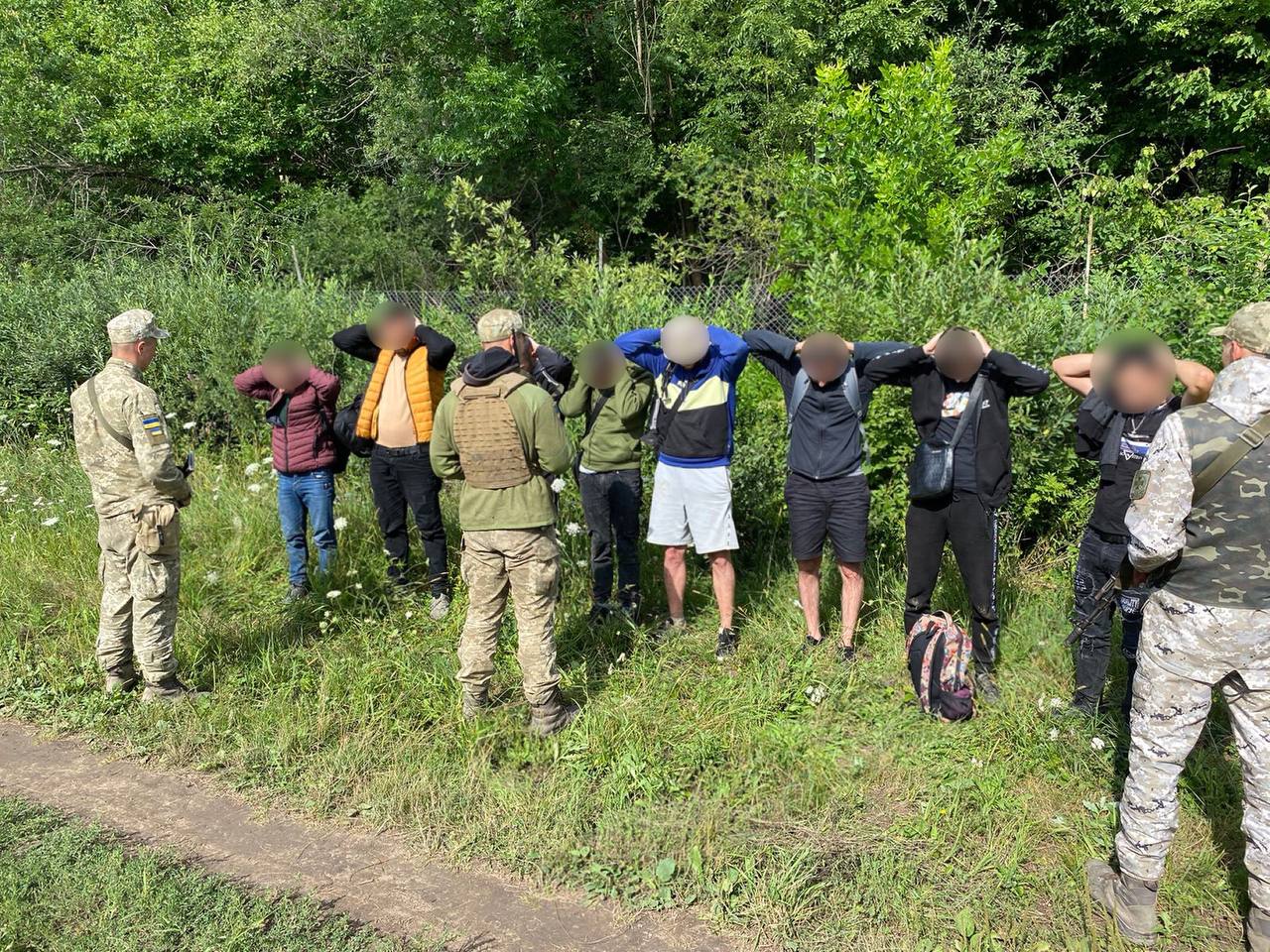 9000 євро за переправлення вісьмох військовозобов’язаних через держкордон – повідомлено про підозру жителю Буковини