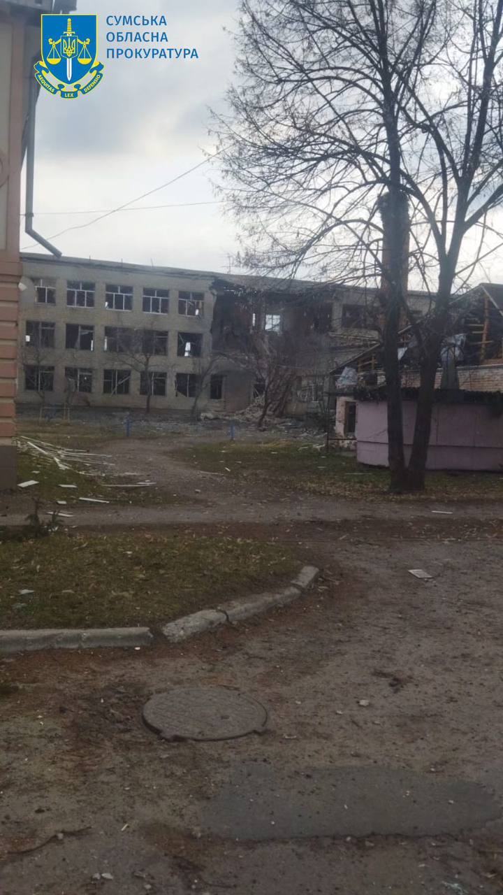 Окупанти скинули 2 бомби на навчальний заклад Великописарівської громади на Сумщині – розпочато провадження