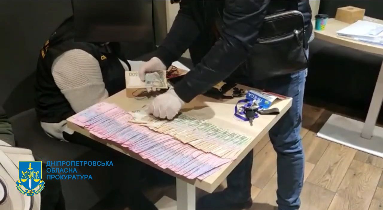 Схема вимагання хабарів за незвернення до правоохоронців – на Дніпропетровщині викрито голову ГО