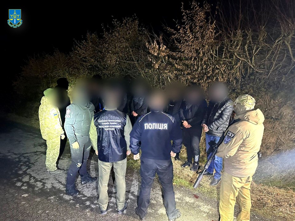 На Закарпатті повідомлено про підозру трьом учасникам злочинної групи, які організували переправлення до Румунії п’яти ухилянтів